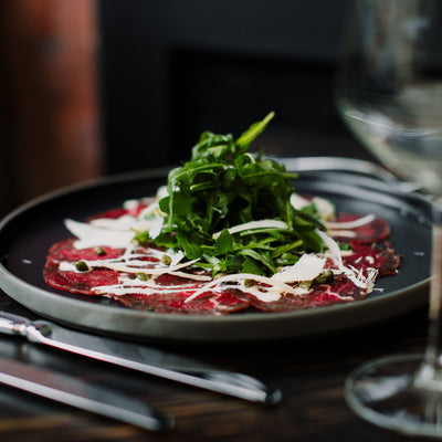 Los mejores acompañamientos para un carpaccio de lomo: guarniciones y salsas que elevan tu plato